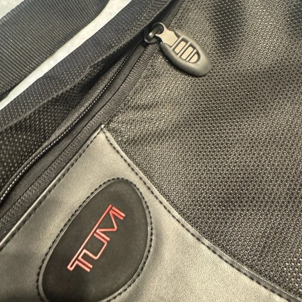 Tumi Black Messenger Bag‎ Briefcaae